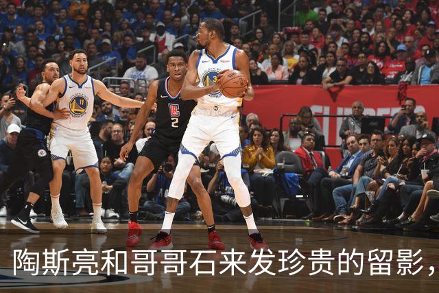 陶斯亮和哥哥石来发珍贵的留影，一母所生，但他们命运却天壤之别